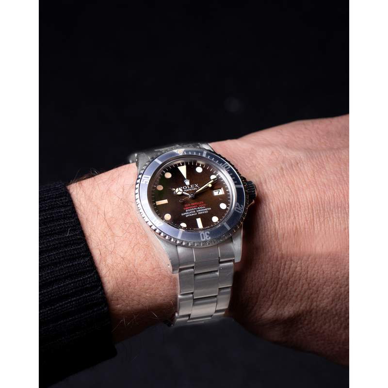 Montre d'occasion ROLEX Sea-Dweller 1665 Double Red Mk2 'Tropical' - Thin case mixte mouvement automatique certifié (cosc) bracelet acier - vue porté 2