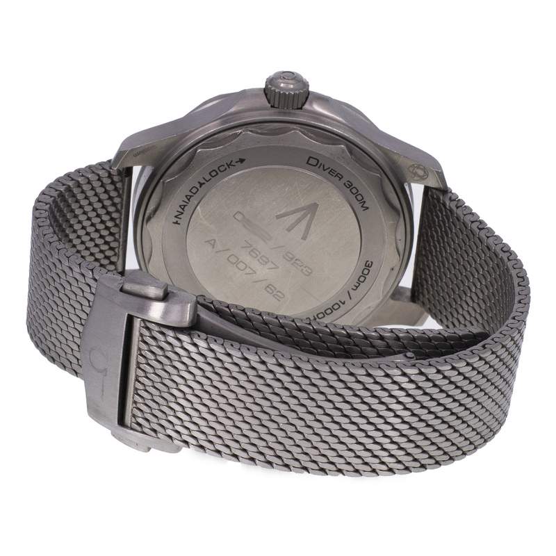 Montre d'occasion OMEGA Seamaster 300 Diver '007' homme mouvement automatique certifié (cosc) bracelet titane - vue 3