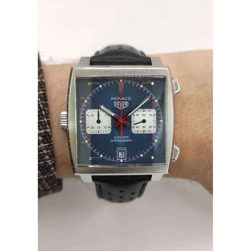 Montre d'occasion TAG HEUER Monaco Steve McQueen homme automatique bracelet cuir cresus - vue porté 2
