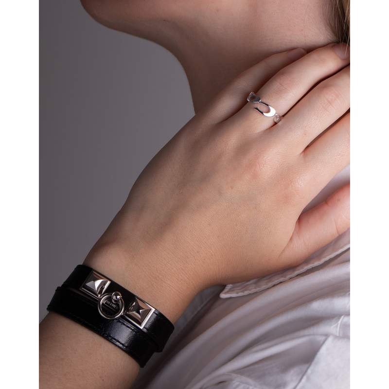 Bracelet d'occasion HERMES Rivale Double Tour femme cuir plaqué or - vue porté 1