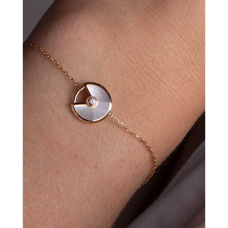 Bague d'occasion CARTIER Amulette femme or jaune 750/1000 - vue porté 1