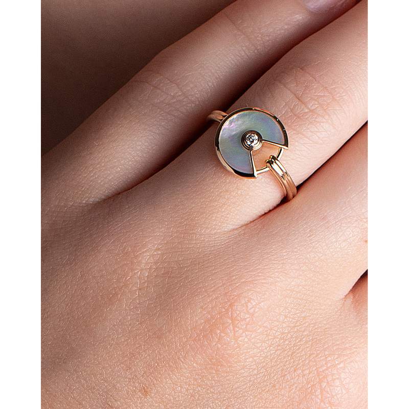 Bague d'occasion CARTIER Amulette femme or jaune 750/1000 - vue porté 3