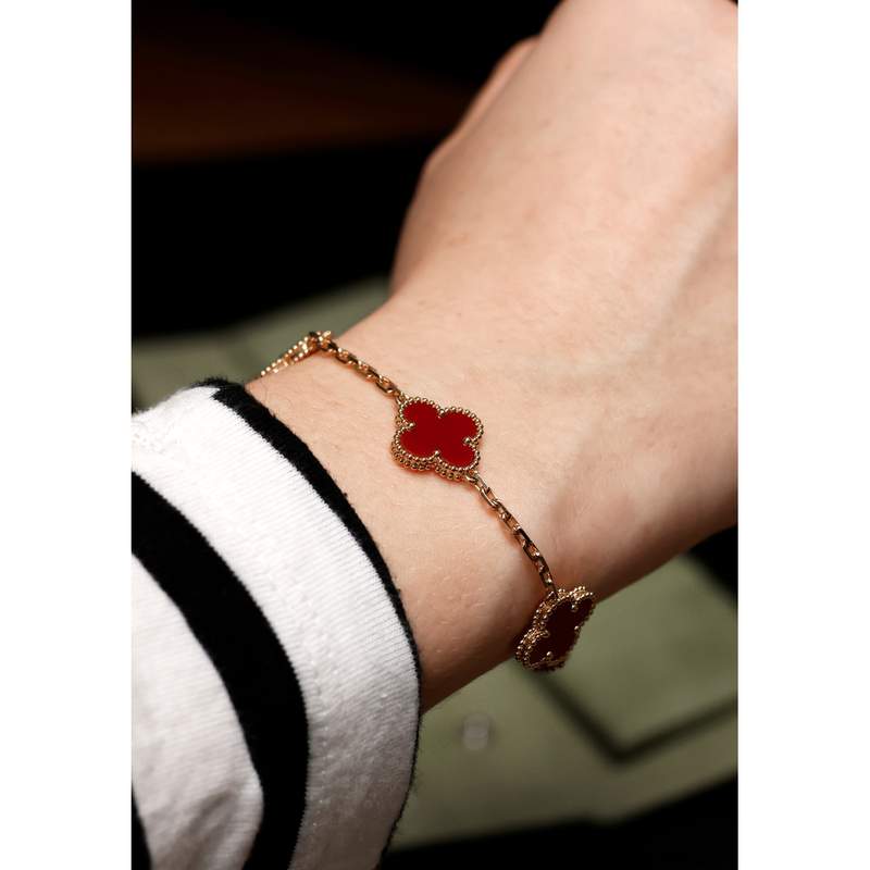 Bracelet d'occasion VAN CLEEF & ARPELS Alhambra mixte or jaune 750/1000 or rose 750/1000 - vue porté 1