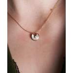 Collier d'occasion CARTIER Amulette XS femme or jaune 750/1000 - vue porté 1