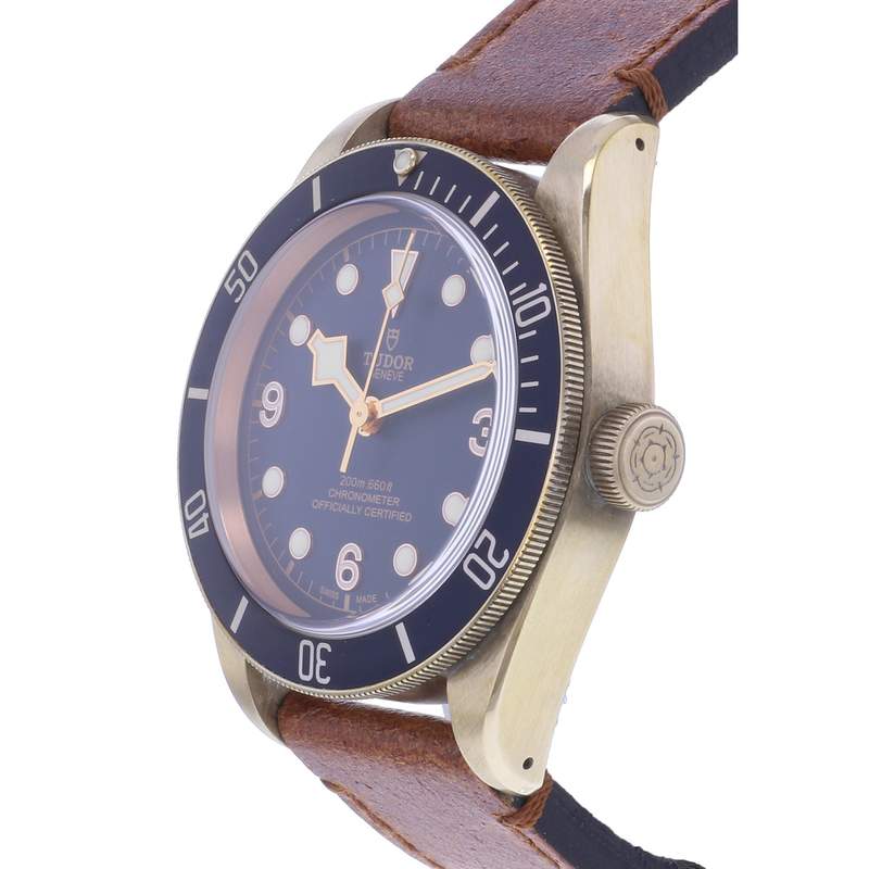 Montre d'occasion TUDOR Black Bay Bronze Edition Bucherer homme mouvement automatique certifié (cosc) bracelet cuir d'origine - vue D2