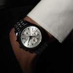 Montre MATY GM automatique chronographe cadran gris bracelet acier - vue porté 1